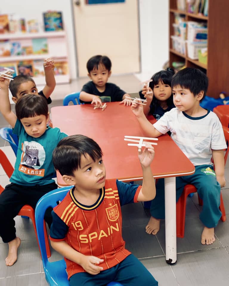 Children learning at Hadhonah ADNI